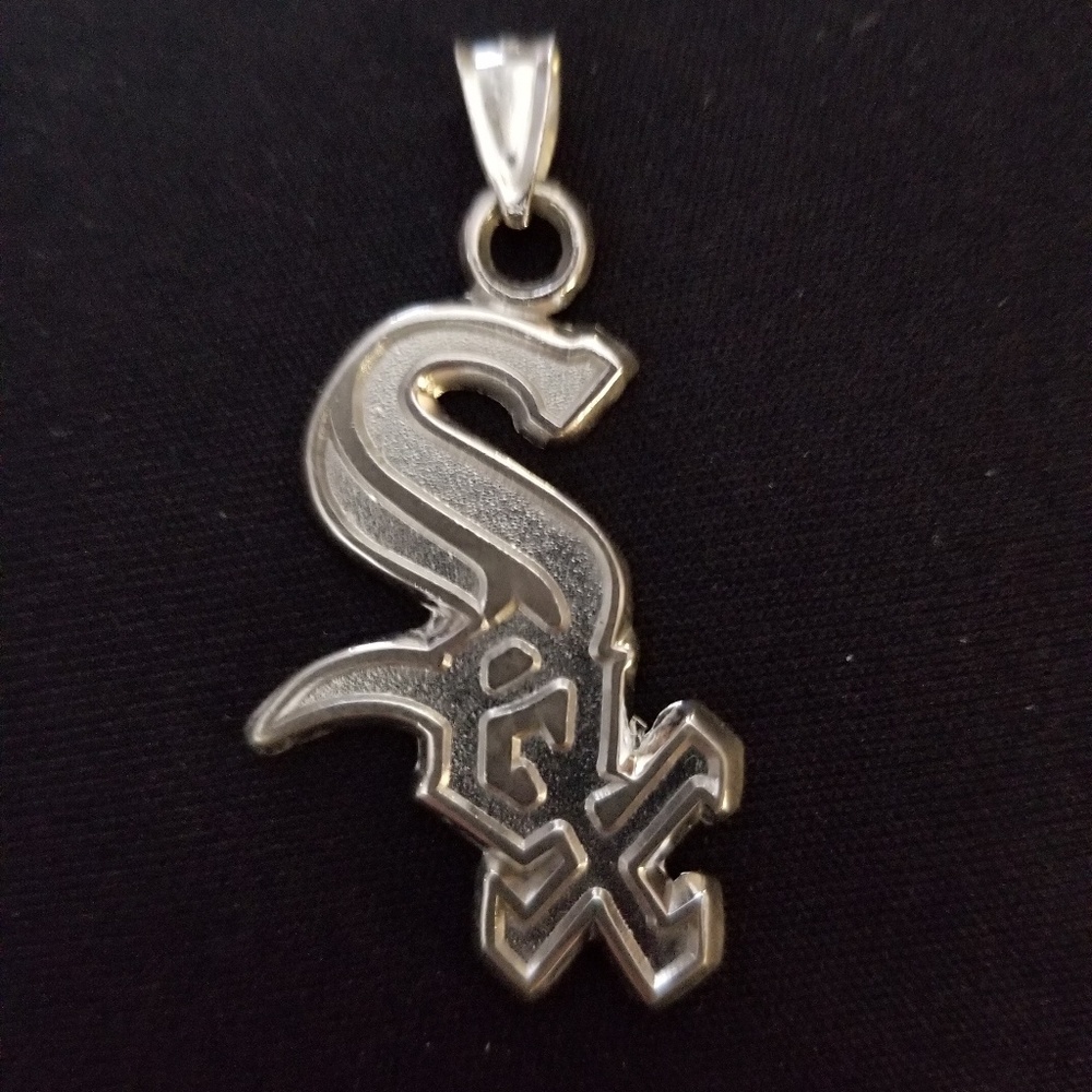 Official mlb .925 white sox charm